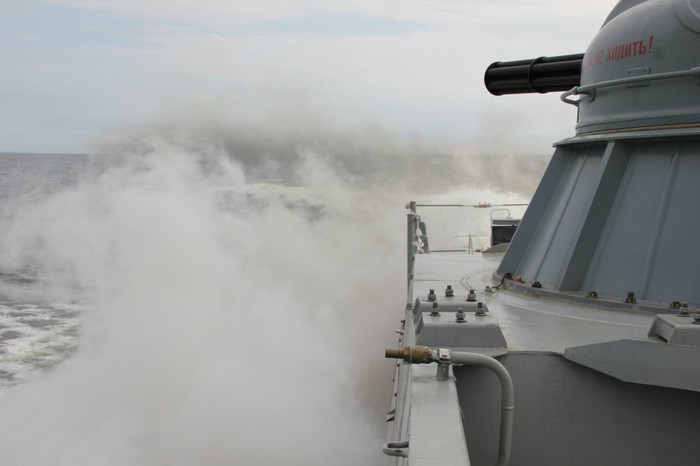 Tàu chiến Nga bắn pháo hạm đa nòng
